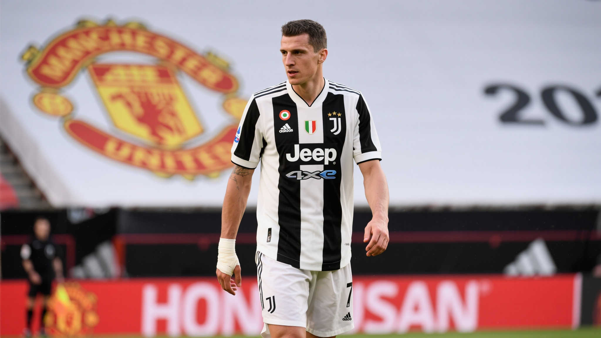 弗拉霍维奇愿降薪助力曼联,阿莫林仍未敲定4人去留 弗拉霍维奇愿降薪助力曼联,阿莫林仍未敲定4人去留